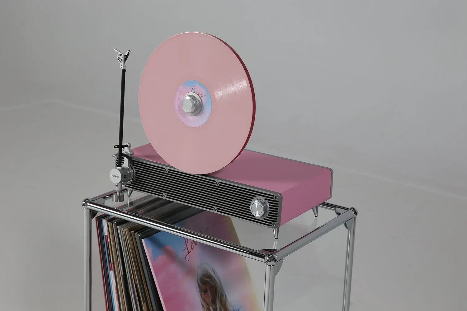 Sleek Vertical Turntable Brings Bold Colors & Vintage Mood To Any Room COOLGEEK