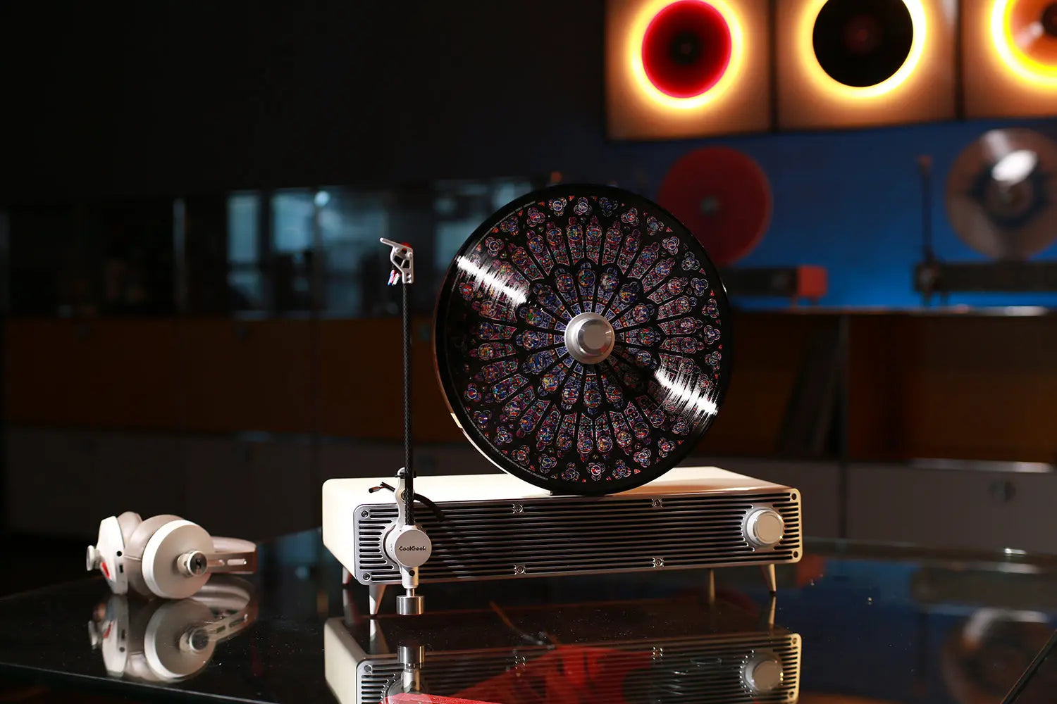 CoolGeek Has Unveiled a Vertical Turntable, the VS-01 COOLGEEK